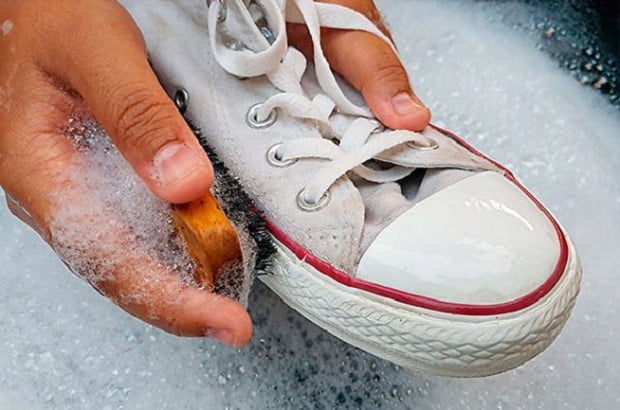Giặt giày converse màu trắng với bột giặt