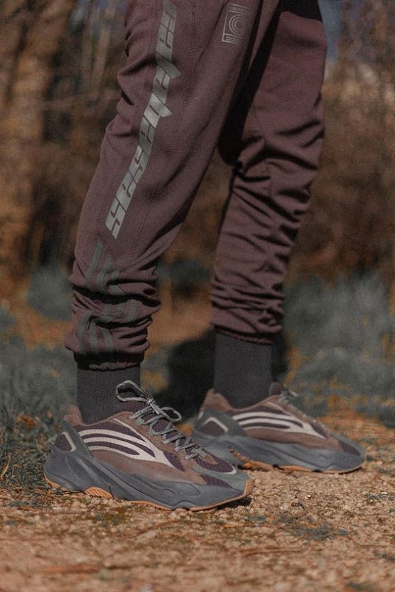 Phối đồ giày Yeezy700 V2 Geode với quần thun nam thể thao