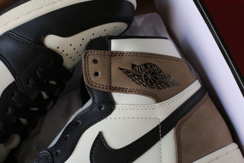 swoosh Nike Air Jordan 1 Retro High Dark Mocha Like Auth
