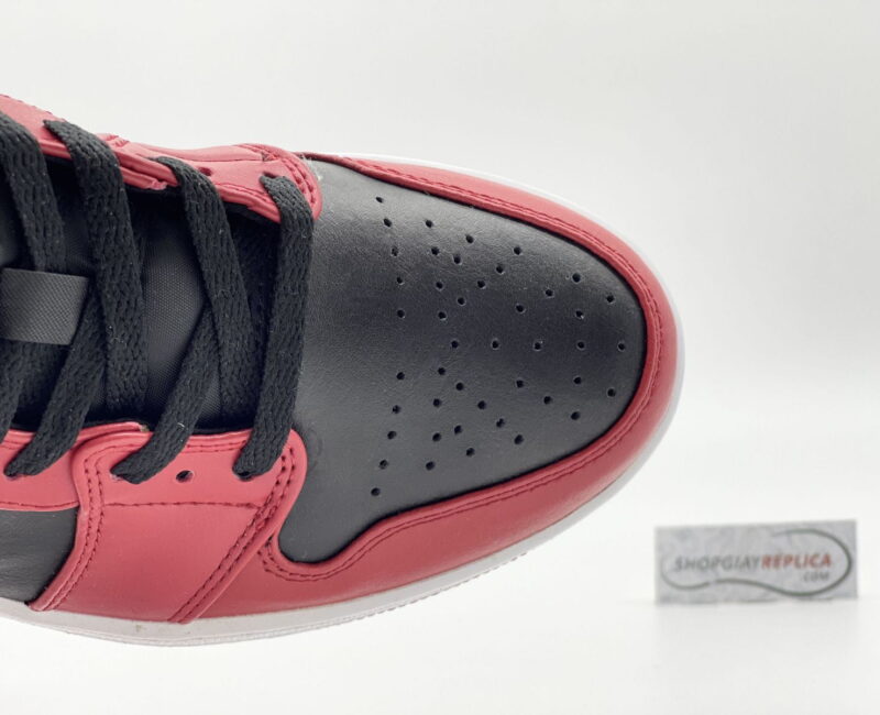 Toebox Nike Jordan 1 Low Reverse Bred