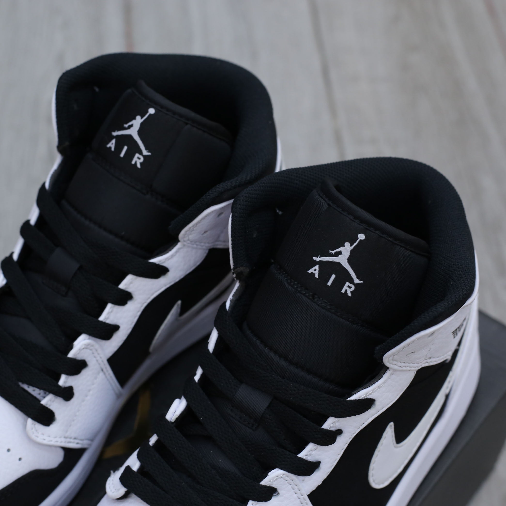 Giày Nike Air Jordan 1 Mid Tuxedo đen trắng