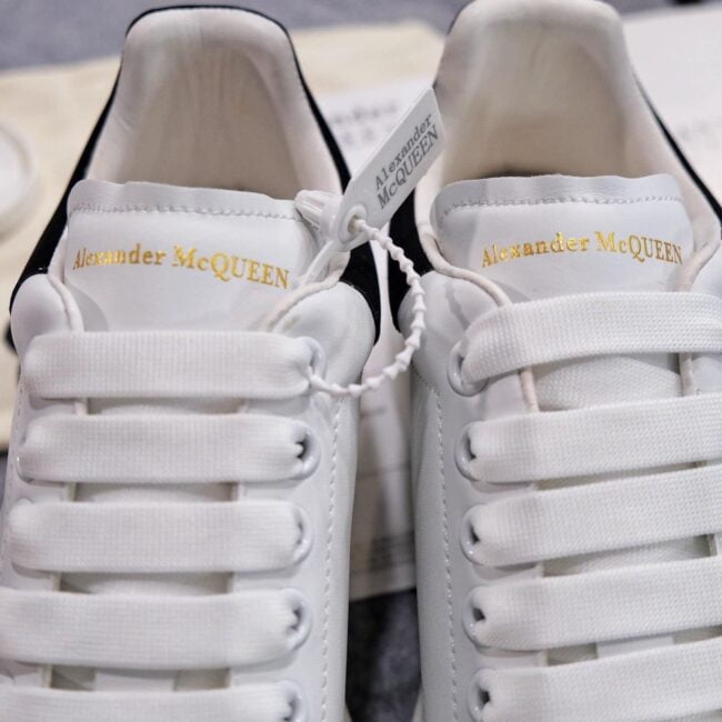 logo ánh kim giày mcqueen gót nhung siêu cấp đẹp