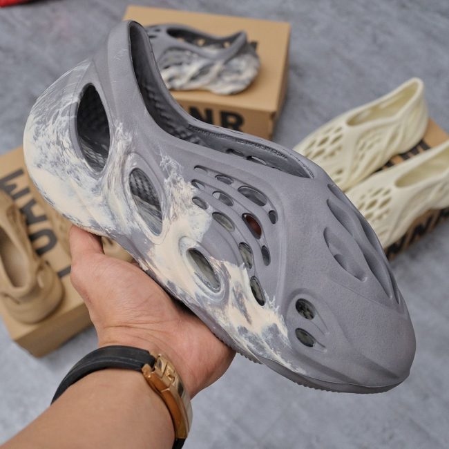 Giày Adidas Yeezy Foam Runner ‘MXT Moon Grey’ xám rep 1:1