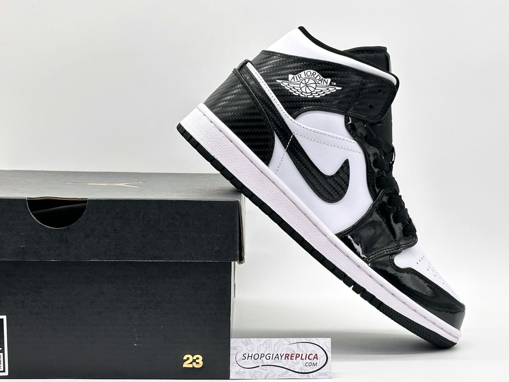 Giày Nike Air Jordan 1 Mid ‘Carbon Fiber’ đen trắng rep 1:1