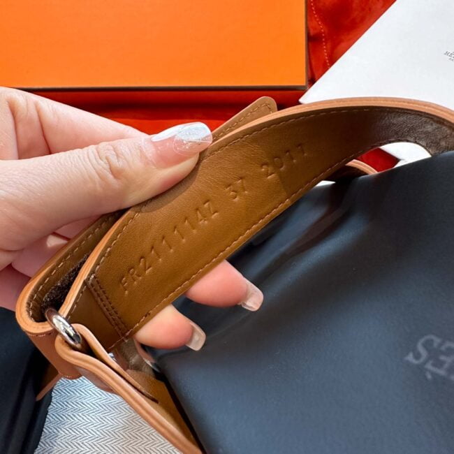Dép Hermes Chypre Sandal Natural Black Smooth Calfskin Leather Best Quality
