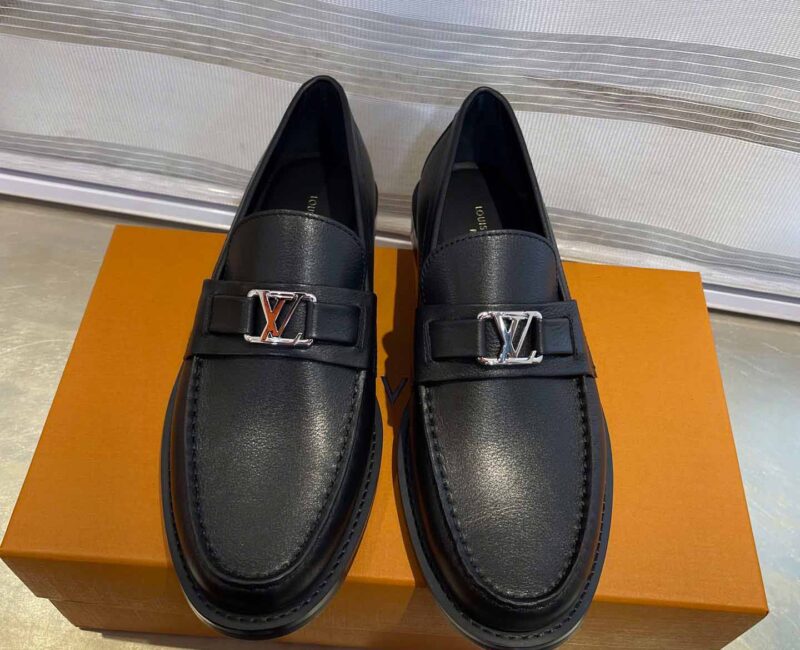 Giày Loafer Louis Vuitton Black Da Bê Tron Khóa Logo Lv Bạc