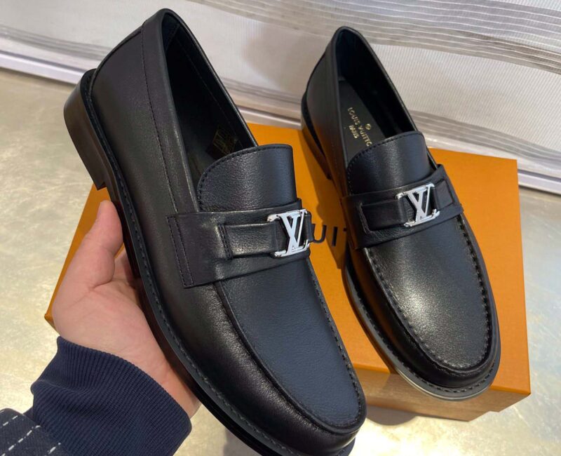 Giày Loafer Louis Vuitton Black Da Bê Tron Khóa Logo Lv Bạc