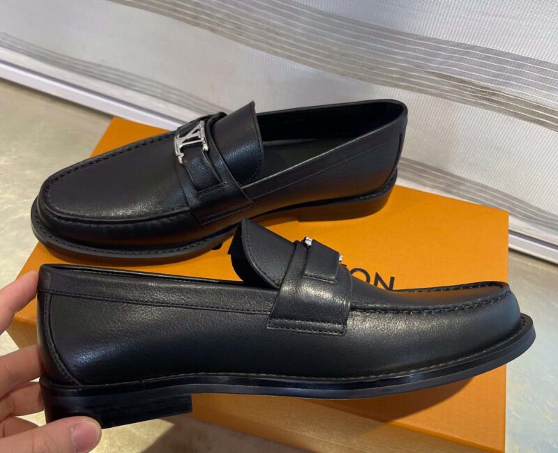 Giày Loafer Louis Vuitton Black Da Bê Tron Khóa Logo Lv Bạc