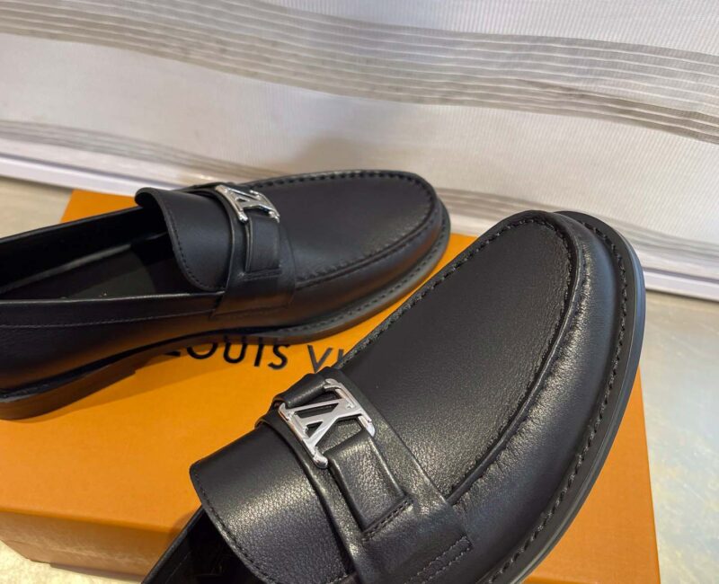 Giày Loafer Louis Vuitton Black Da Bê Tron Khóa Logo Lv Bạc