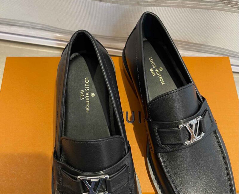 Giày Loafer Louis Vuitton Black Da Bê Tron Khóa Logo Lv Bạc