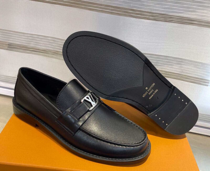 Giày Loafer Louis Vuitton Black Da Bê Tron Khóa Logo Lv Bạc