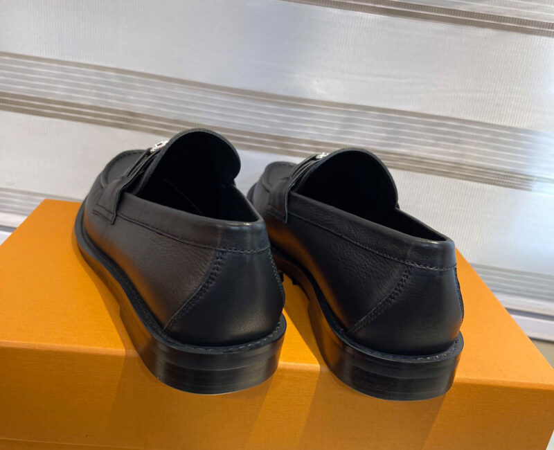 Giày Loafer Louis Vuitton Black Da Bê Tron Khóa Logo Lv Bạc