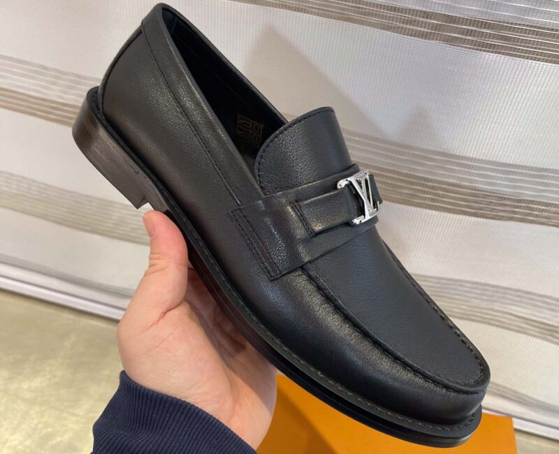 Giày Loafer Louis Vuitton Black Da Bê Tron Khóa Logo Lv Bạc