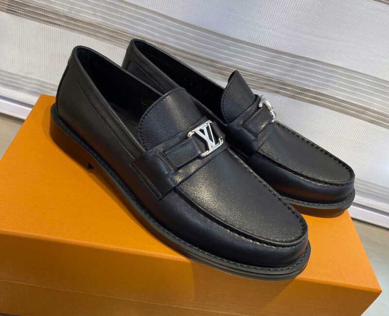 Giày Loafer Louis Vuitton Black Da Bê Tron Khóa Logo Lv Bạc