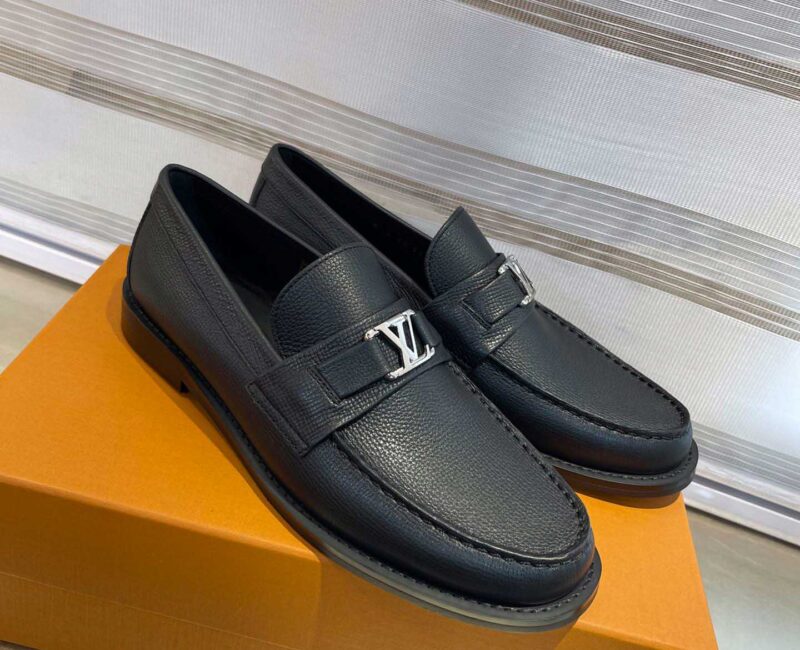 Giày Loafer Louis Vuitton Black Da Taiga Khóa Logo Lv Bạc Bóng