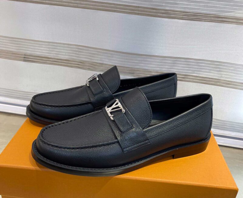 Giày Loafer Louis Vuitton Black Da Taiga Khóa Logo Lv Bạc Bóng