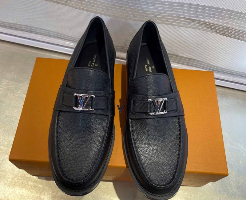 Giày Loafer Louis Vuitton Black Da Taiga Khóa Logo Lv Bạc Bóng