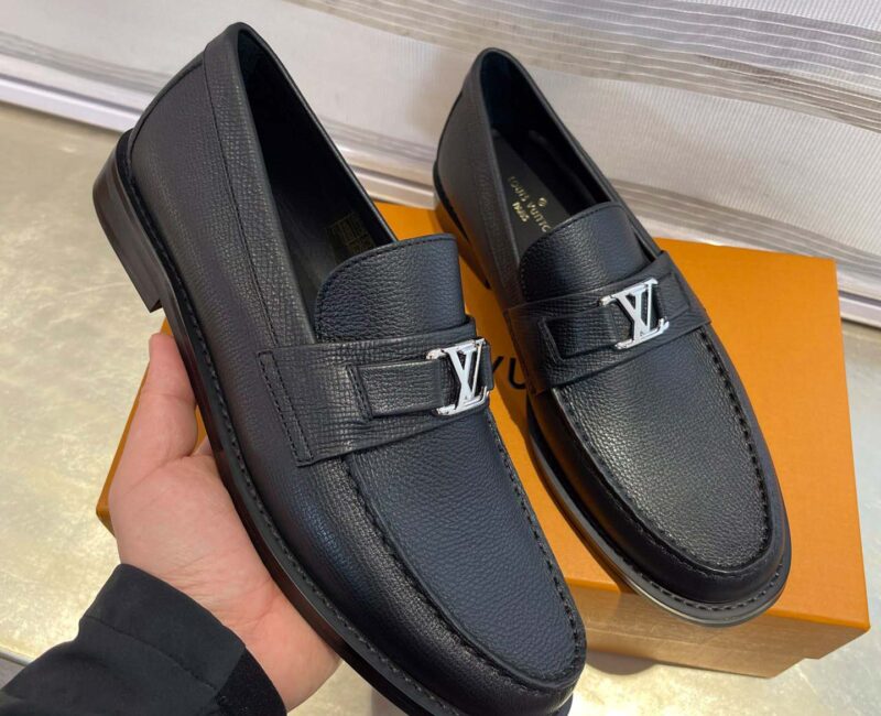 Giày Loafer Louis Vuitton Black Da Taiga Khóa Logo Lv Bạc Bóng