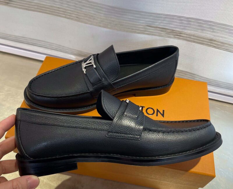 Giày Loafer Louis Vuitton Black Da Taiga Khóa Logo Lv Bạc Bóng