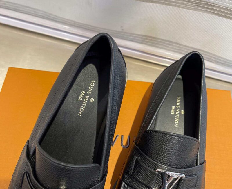 Giày Loafer Louis Vuitton Black Da Taiga Khóa Logo Lv Bạc Bóng