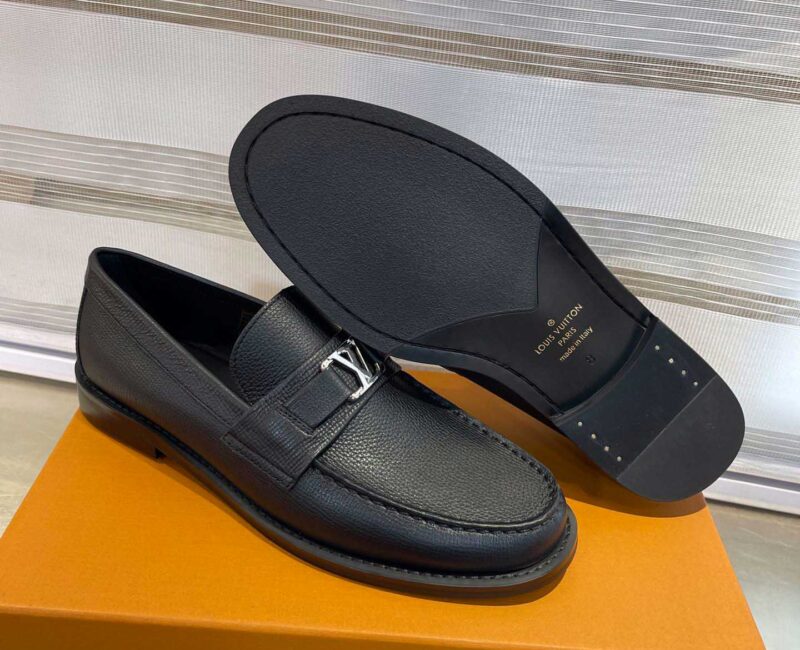 Giày Loafer Louis Vuitton Black Da Taiga Khóa Logo Lv Bạc Bóng