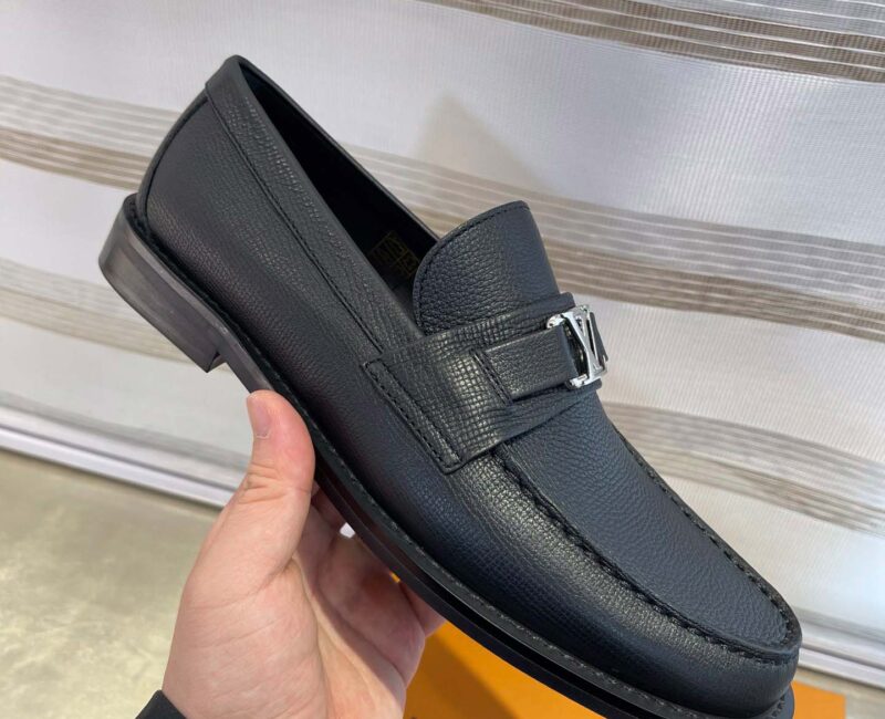 Giày Loafer Louis Vuitton Black Da Taiga Khóa Logo Lv Bạc Bóng