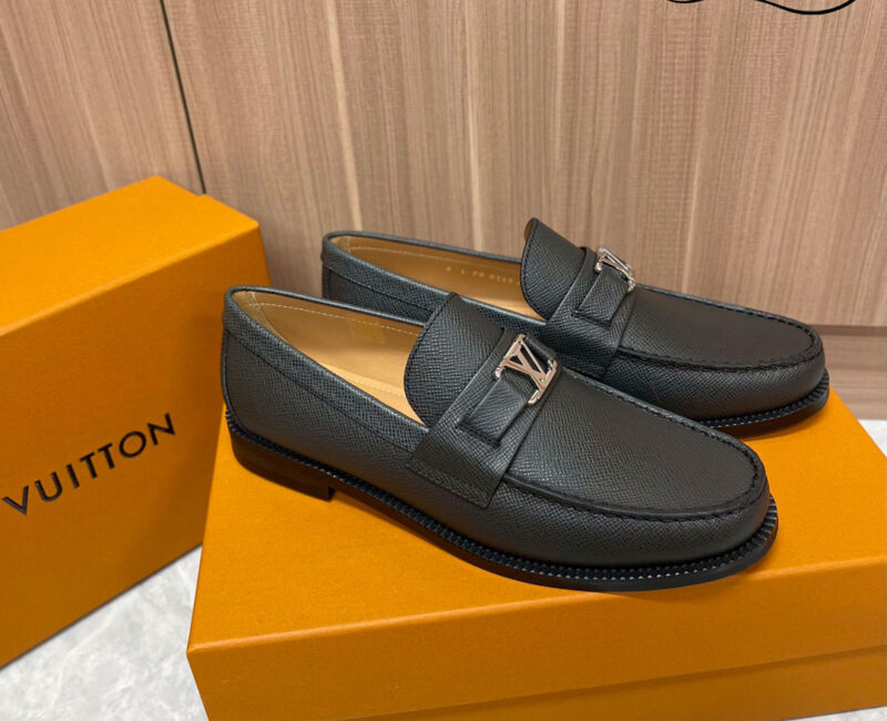 Giày Loafer Louis Vuitton Black Da Taiga Lót Nâu Logo LV Bạc