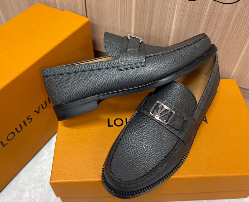 Giày Loafer Louis Vuitton Black Da Taiga Lót Nâu Logo LV Bạc