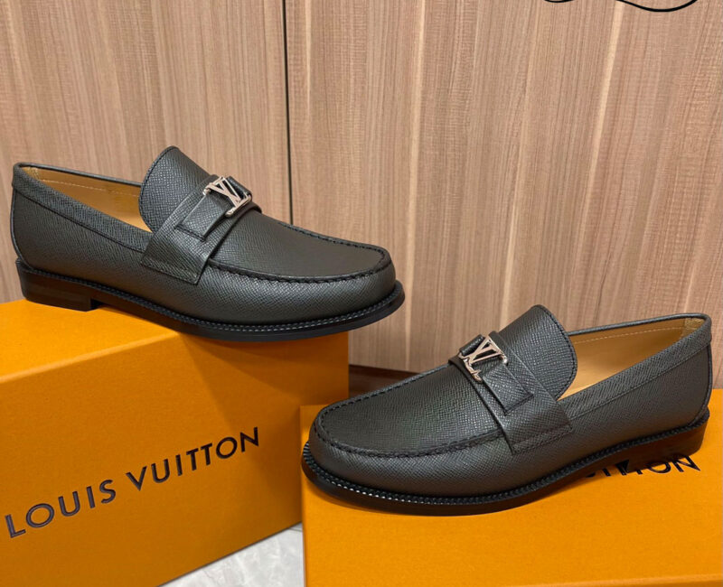 Giày Loafer Louis Vuitton Black Da Taiga Lót Nâu Logo LV Bạc