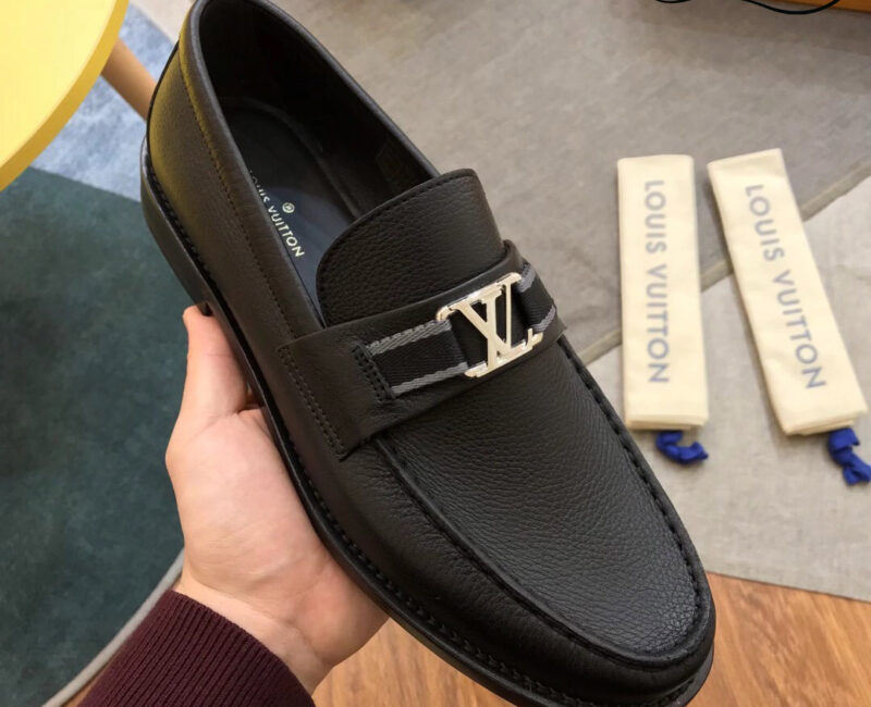 Giày Loafer Louis Vuitton Black Đen Da Bê Sần Logo LV Bạc