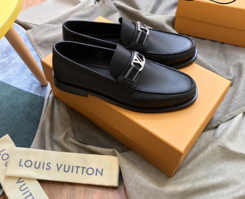 Giày Loafer Louis Vuitton Black Đen Da Bê Sần Logo LV Bạc