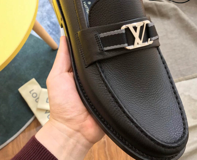 Giày Loafer Louis Vuitton Black Đen Da Bê Sần Logo LV Bạc