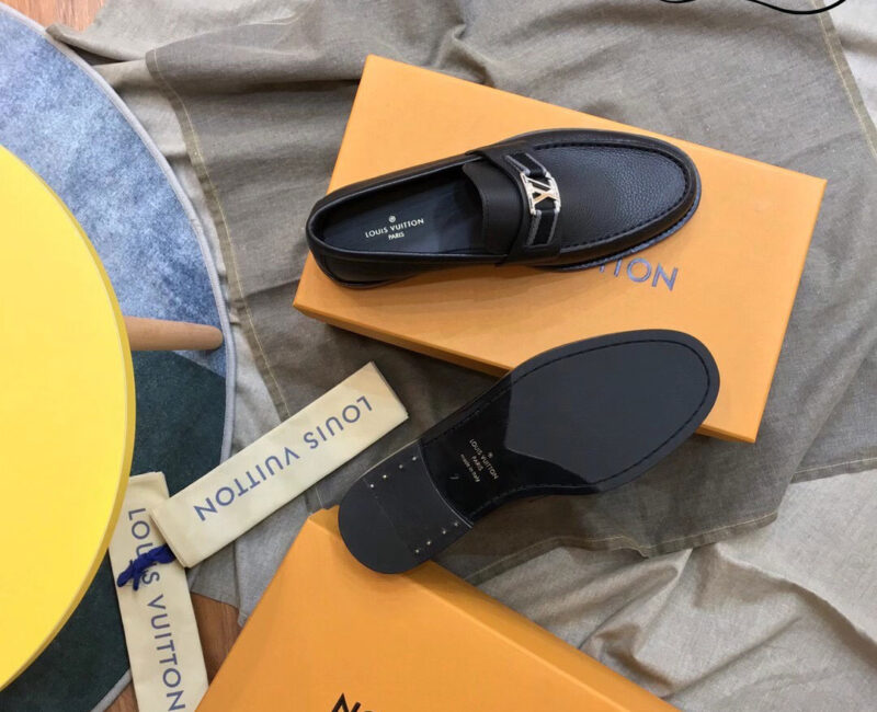 Giày Loafer Louis Vuitton Black Đen Da Bê Sần Logo LV Bạc