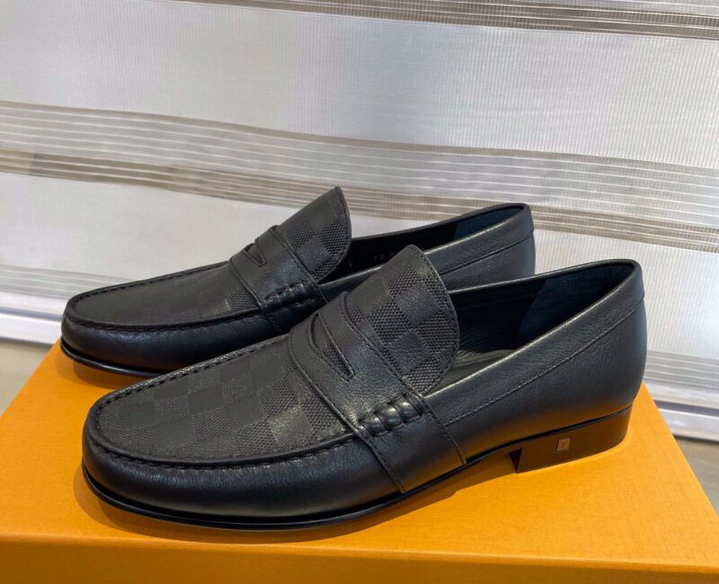 Giày Loafer LV Black Da Bê họa tiết dập Damier Embossed Santiago