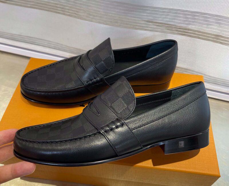 Giày Loafer LV Black Da Bê họa tiết dập Damier Embossed Santiago