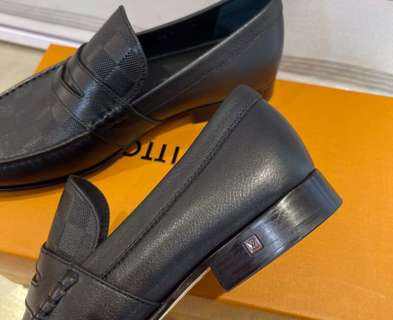 Giày Loafer LV Black Da Bê họa tiết dập Damier Embossed Santiago