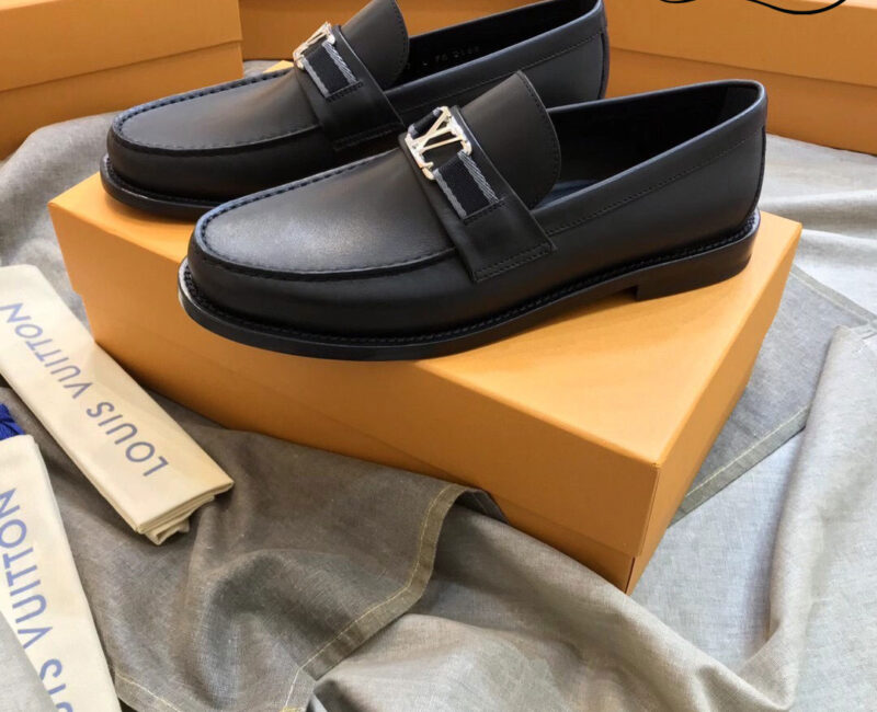 Giày Loafer LV Black Da Bê Trơn Logo LV Bạc