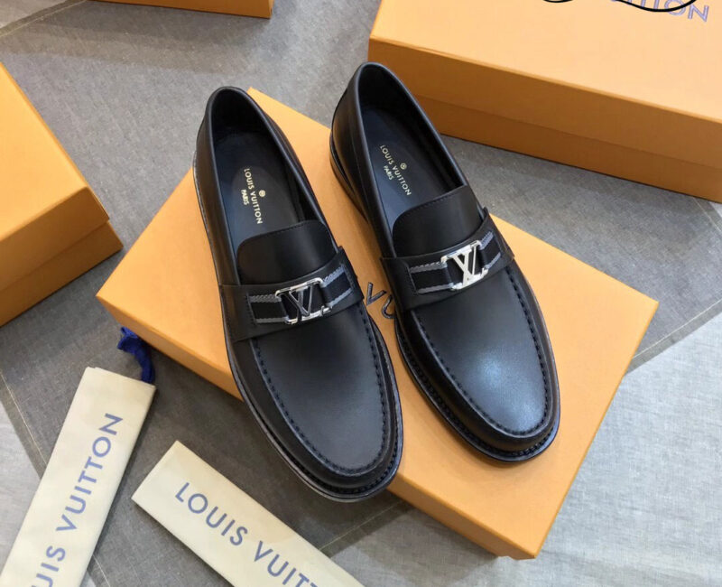 Giày Loafer LV Black Da Bê Trơn Logo LV Bạc