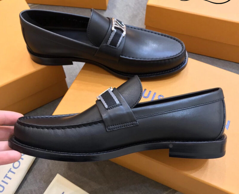 Giày Loafer LV Black Da Bê Trơn Logo LV Bạc