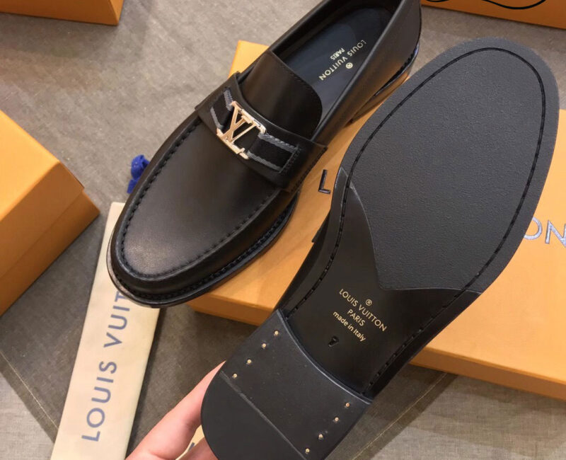 Giày Loafer LV Black Da Bê Trơn Logo LV Bạc