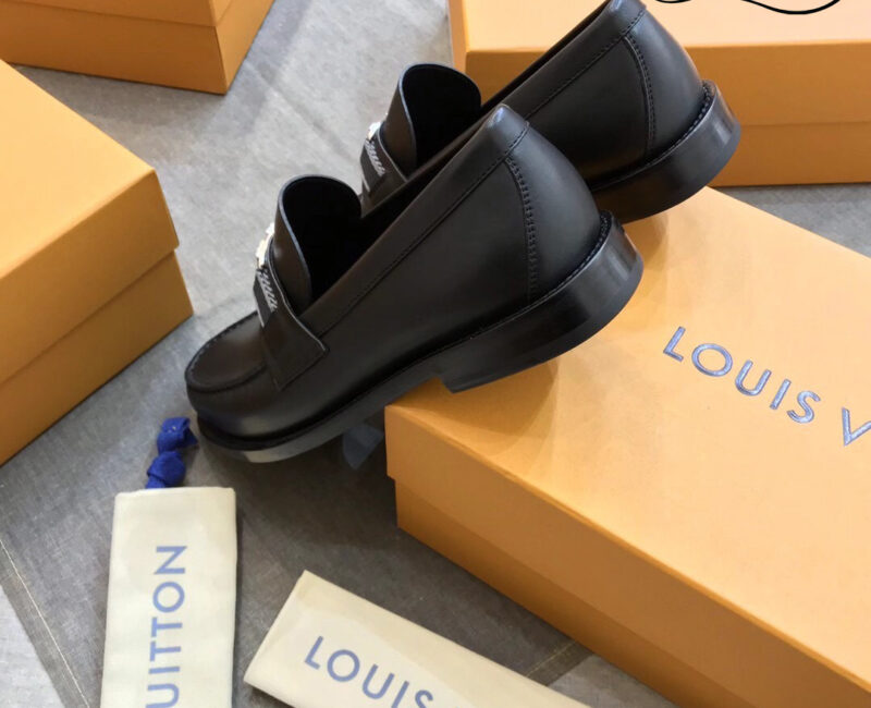 Giày Loafer LV Black Da Bê Trơn Logo LV Bạc