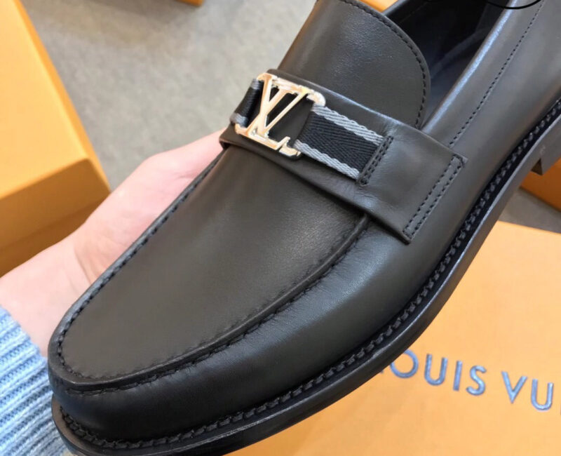 Giày Loafer LV Black Da Bê Trơn Logo LV Bạc