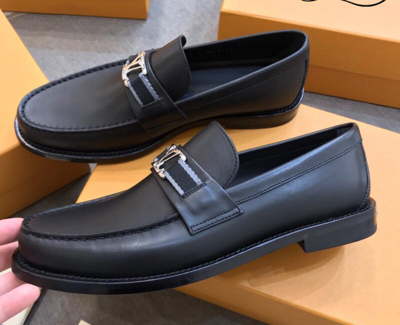 Giày Loafer LV Black Da Bê Trơn Logo LV Bạc