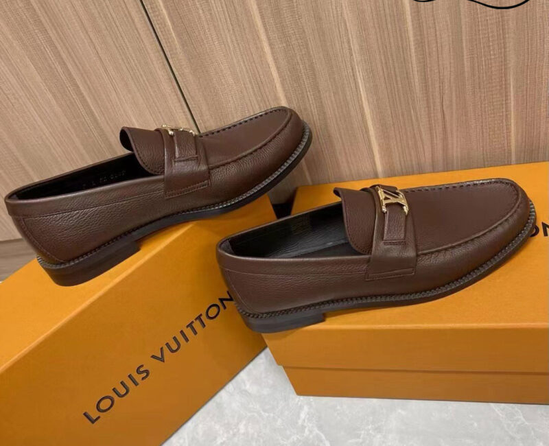 Giày Loafer LV Brown Da Bê Sần Logo LV Vàng