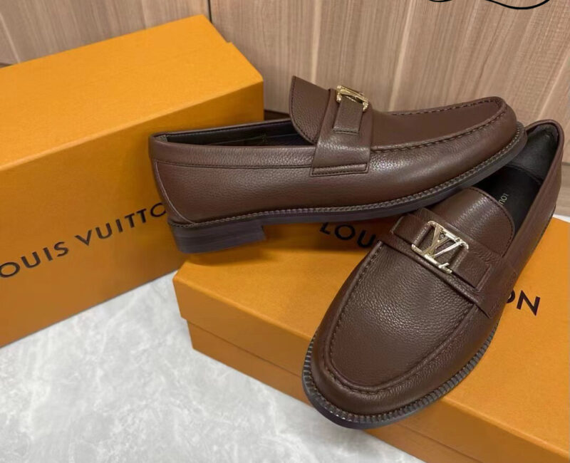 Giày Loafer LV Brown Da Bê Sần Logo LV Vàng