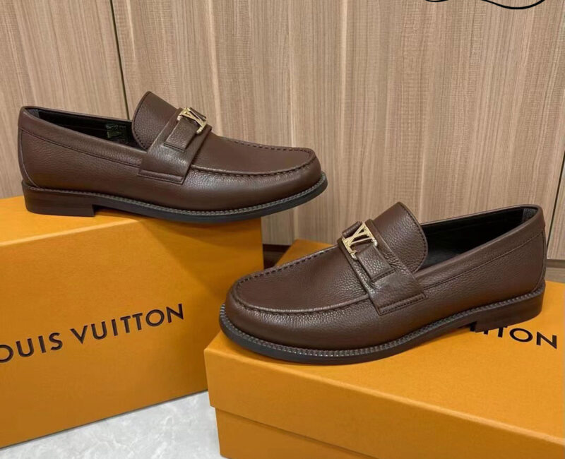 Giày Loafer LV Brown Da Bê Sần Logo LV Vàng