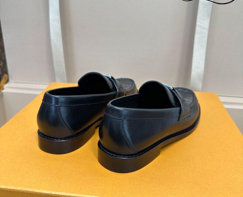 Giày Loafer LV Major Black Da Cá Sấu Logo LV Bạc