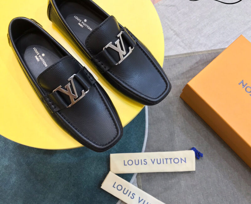 Giày Louis Vuitton Monte Carlo Mocassin Da Bê Có Vân Khóa Logo Lv Bạc