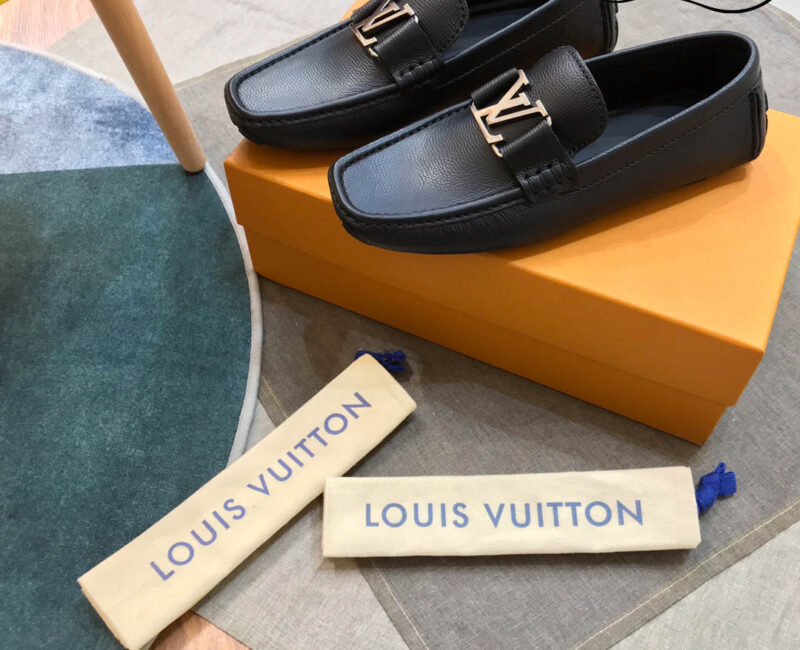 Giày Louis Vuitton Monte Carlo Mocassin Da Bê Có Vân Khóa Logo Lv Bạc