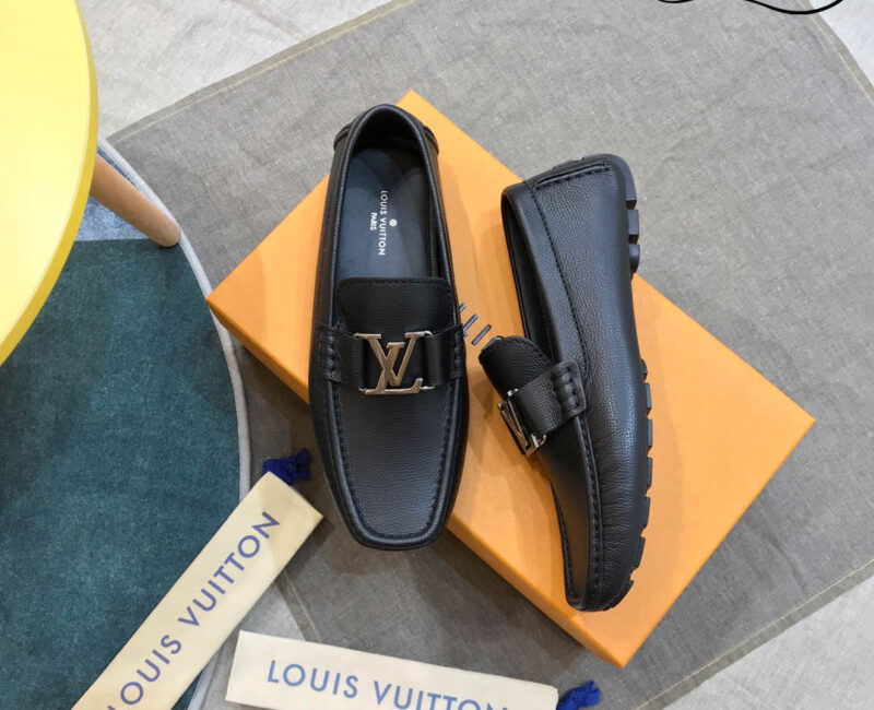 Giày Louis Vuitton Monte Carlo Mocassin Da Bê Có Vân Khóa Logo Lv Bạc